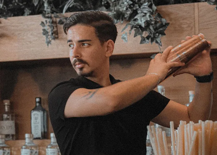 People Think Bartenders Can’t Hear Them But They Do And Overheard These 31 Conversations