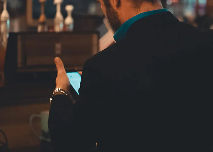People Think Bartenders Can’t Hear Them But They Do And Overheard These 31 Conversations