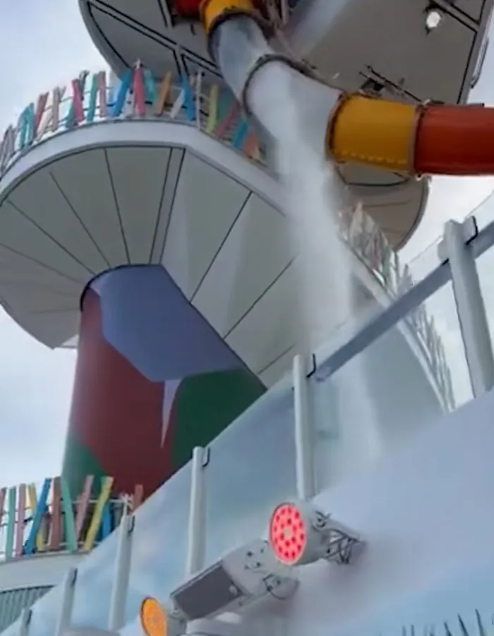 A Water Slide Ride Turned Into Chaos After Its Glass Suddenly Shattered, Leaving Cruise Passengers Horrified 