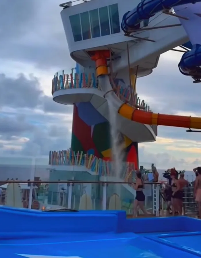 A Water Slide Ride Turned Into Chaos After Its Glass Suddenly Shattered, Leaving Cruise Passengers Horrified 