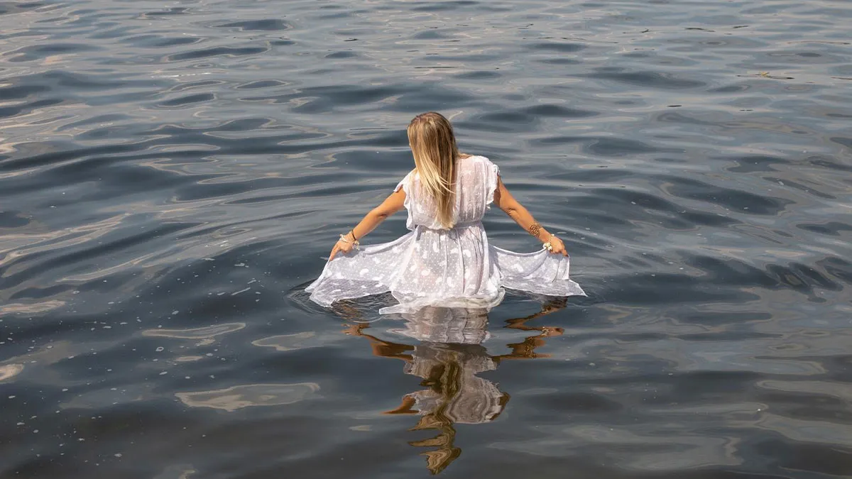 Wedding Gown Gets Too Soaked With Water During A River Photoshoot, Bride Drowns Within Minutes