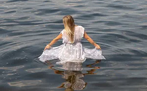 Wedding Gown Gets Too Soaked With Water During A River Photoshoot, Bride Drowns Within Minutes