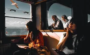47 Perfectly Timed Photos That Won The Edge Street Photography Awards