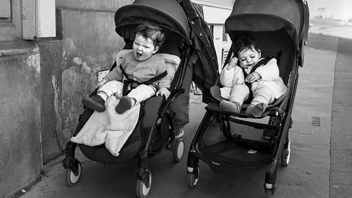 39 Perfectly Timed Street Photos By Gaspard Claude That Reveal The Paris Most People Never See