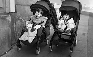 39 Perfectly Timed Street Photos By Gaspard Claude That Reveal The Paris Most People Never See