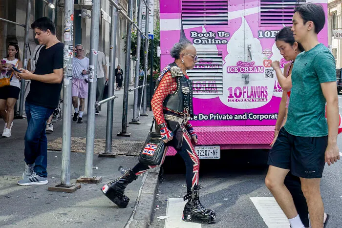 47 Perfectly Timed Photos That Won The Edge Street Photography Awards