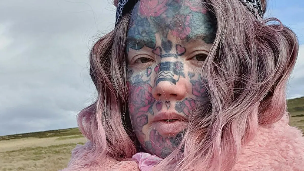 Mom With 800 Tattoos Reveals Her Face Without The "Extreme" Look, But Her Family And Even Her Dog Weren't Prepared