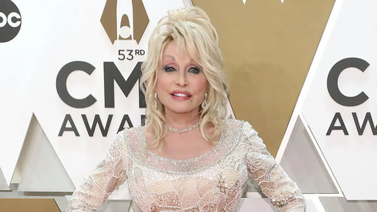 Dolly Parton Covered Her Tattooed Hands With Skin-Colored Gloves, Here's What She Was Really Hiding