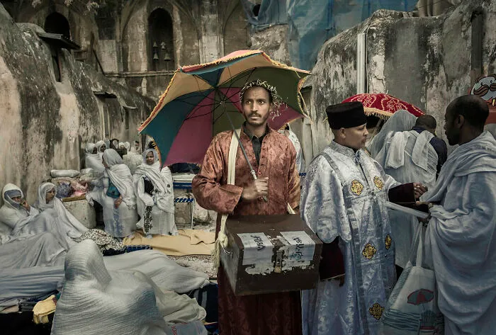 47 Candid Moments That Stood Out At The Edge Street Photography Awards