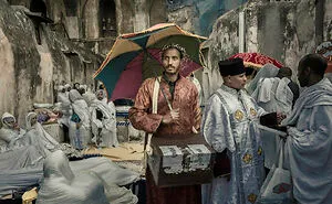 47 Perfectly Timed Photos That Won The Edge Street Photography Awards