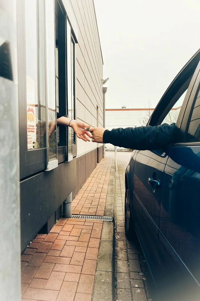 42 Awkward Situations And Wild Drive-Through Stories As Customers Don’t Know Employees Can Hear Them