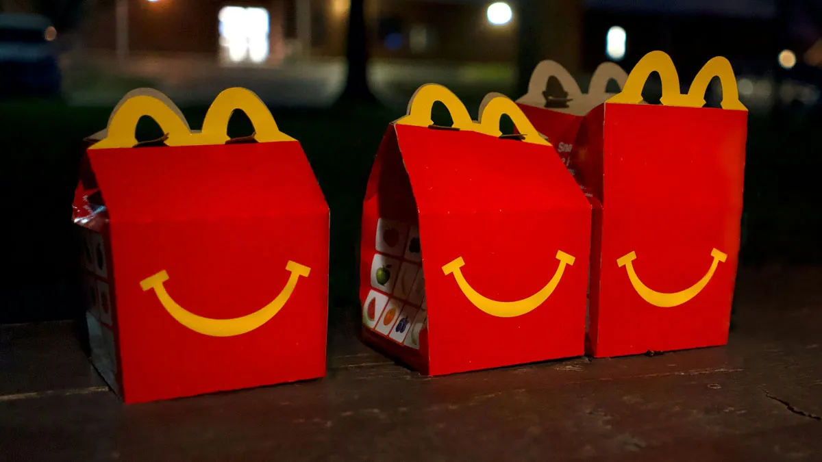 42 Awkward Situations And Wild Drive-Through Stories As Customers Don’t Know Employees Can Hear Them