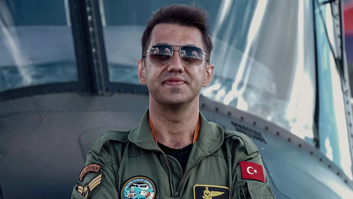 Captain Arrogance Interrupts Colleague’s Lunch With Rude Demand, It Backfires: “Not My Boss”