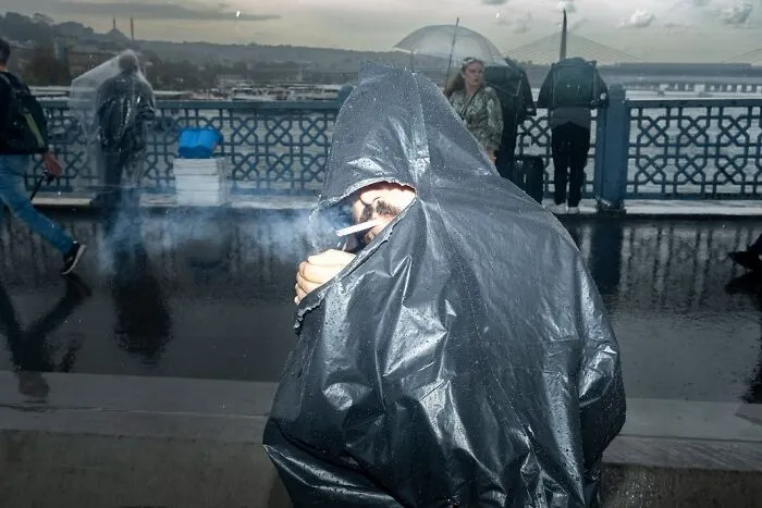 People, Cats, And Perfect Timing: Sami Uçan's 25 New Street Photos