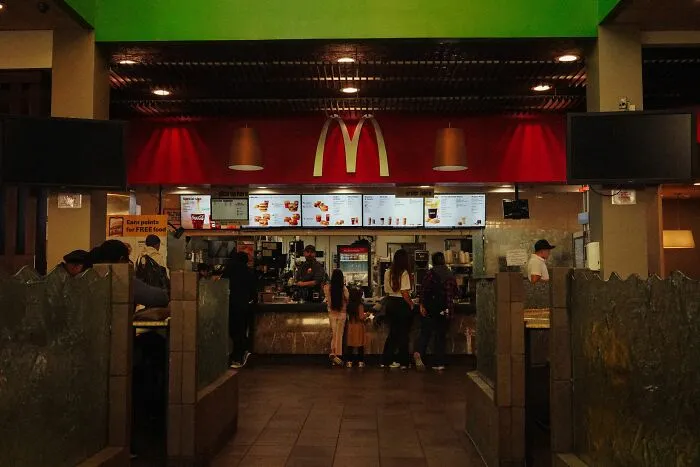 42 Awkward Situations And Wild Drive-Through Stories As Customers Don’t Know Employees Can Hear Them