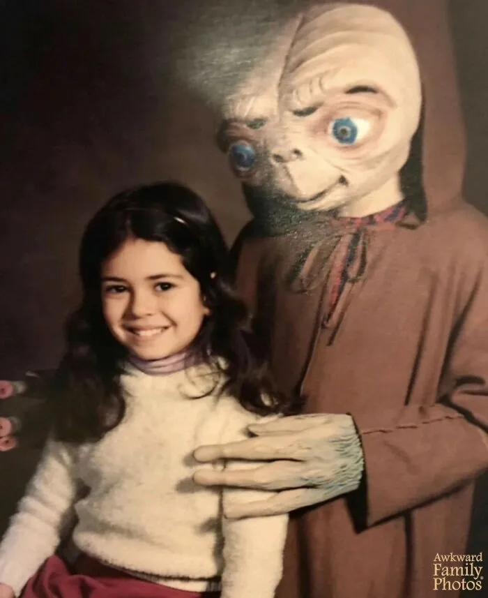 “Awkward Family Photos” Shared 30 Unforgettable Shots Of Kids Meeting Some Truly Terrifying Character Mascots