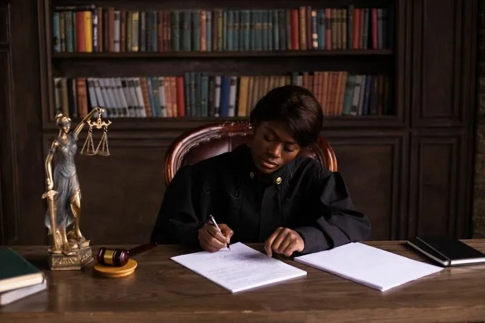 34 Absurd Courtroom Stories That Sound Like Complete Fiction But Are Completely Real