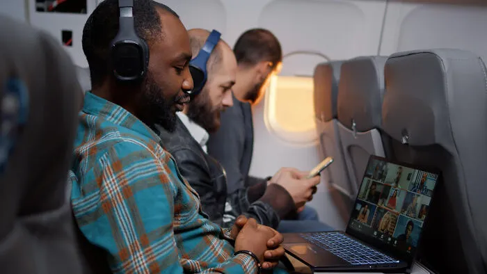 45 Plane Seatmates That Made People’s Flights Memorable For All The Wrong Reasons