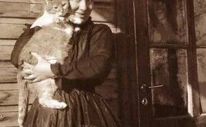 30 Vintage Photos That Prove Cats Have Always Stolen The Show, As Shared By This Page