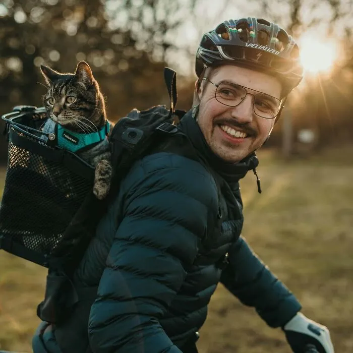 This Man Has All Kinds Of Crazy Adventures With His Cat (33 New Pics)