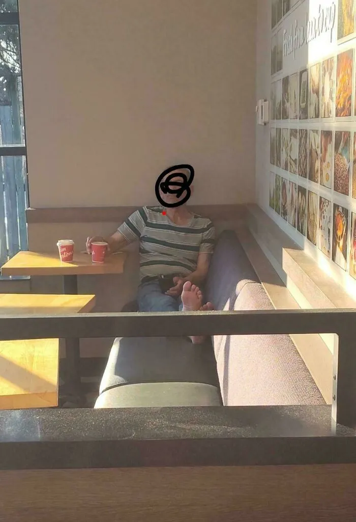 Ahí descalzo en los asientos de la cafetería