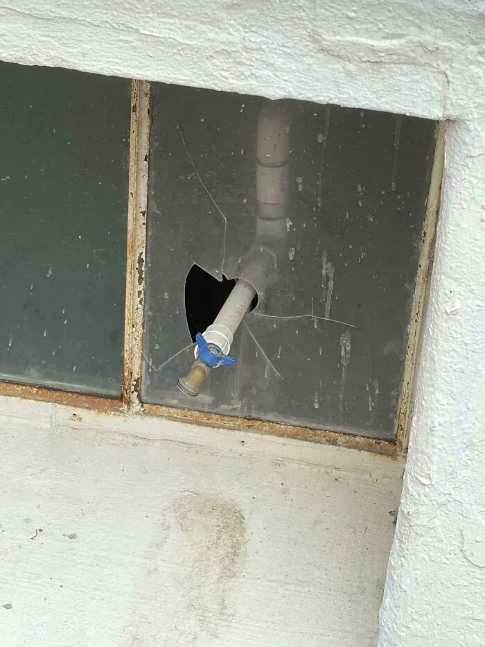 El constructor rompió la ventana para que el grifo quedara en el exterior.