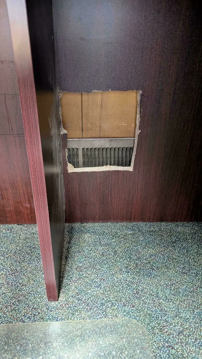 Cuando le pides al equipo de mantenimiento que haga un agujero en tu escritorio para permitir el flujo de aire de la rejilla de ventilación.