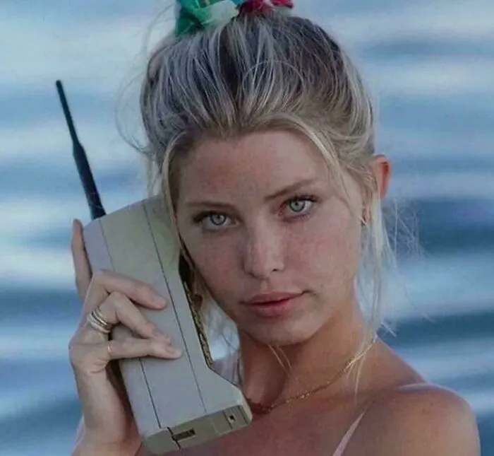El primer teléfono móvil: el Motorola DynaTAC 8000X, un dispositivo de casi 1 kilo con un precio de 3.995 dólares en 1984