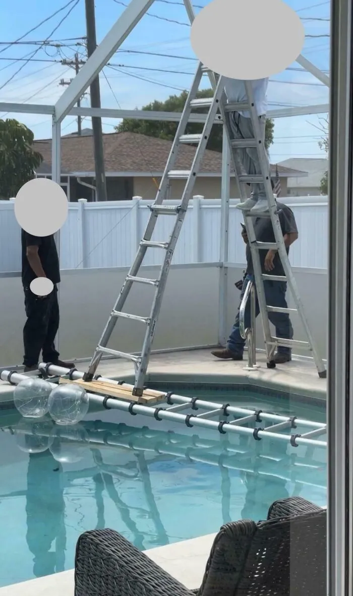 Esta fue su idea después de que se les cayera la escalera a la piscina dos veces.