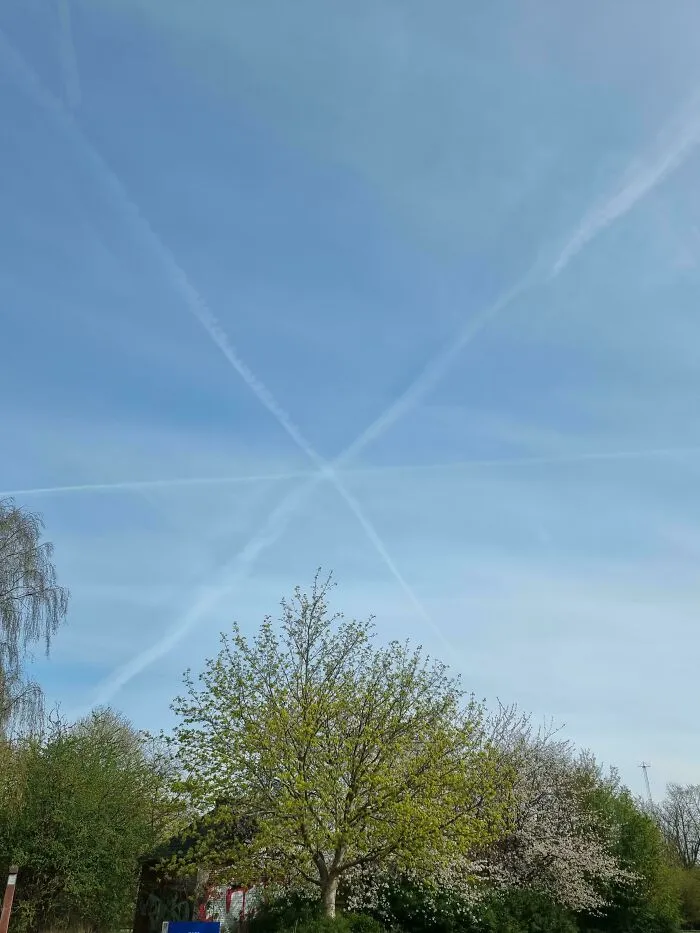 3 Planes Crossing The Exact Same Spot On The Sky Within Short Time