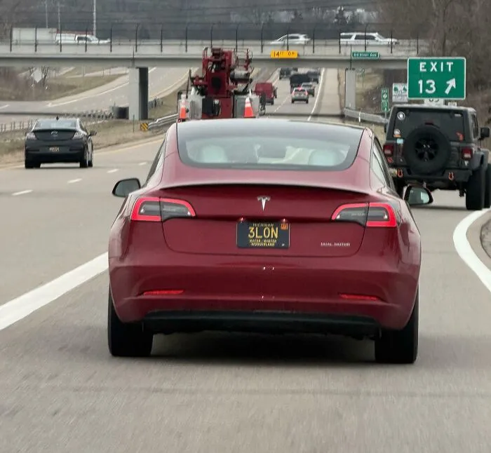 Imagina comprar un coche nuevo y ponerle el nombre de otro tipo