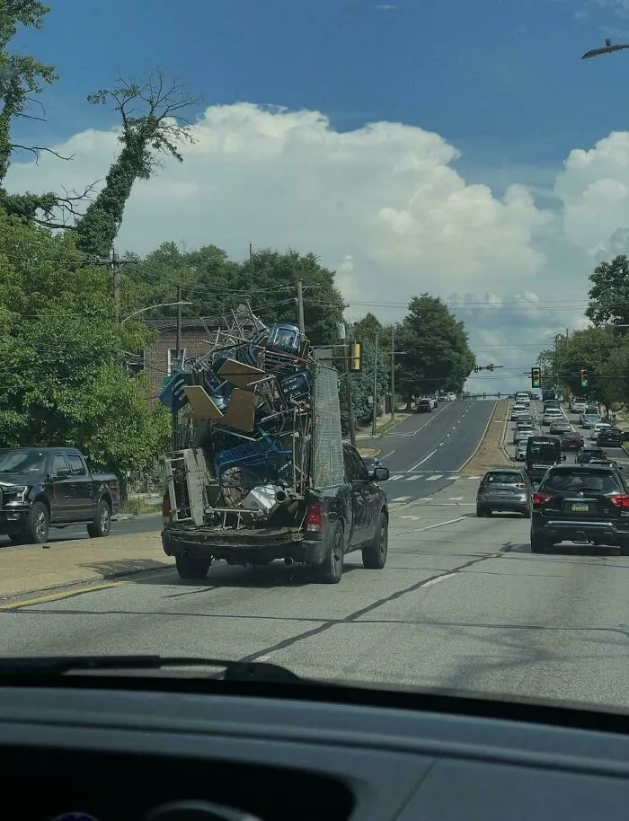 Spotted On The Road Into Philadelphia… Massive Pile-Up Waiting To Happen If That Top Strap Breaks