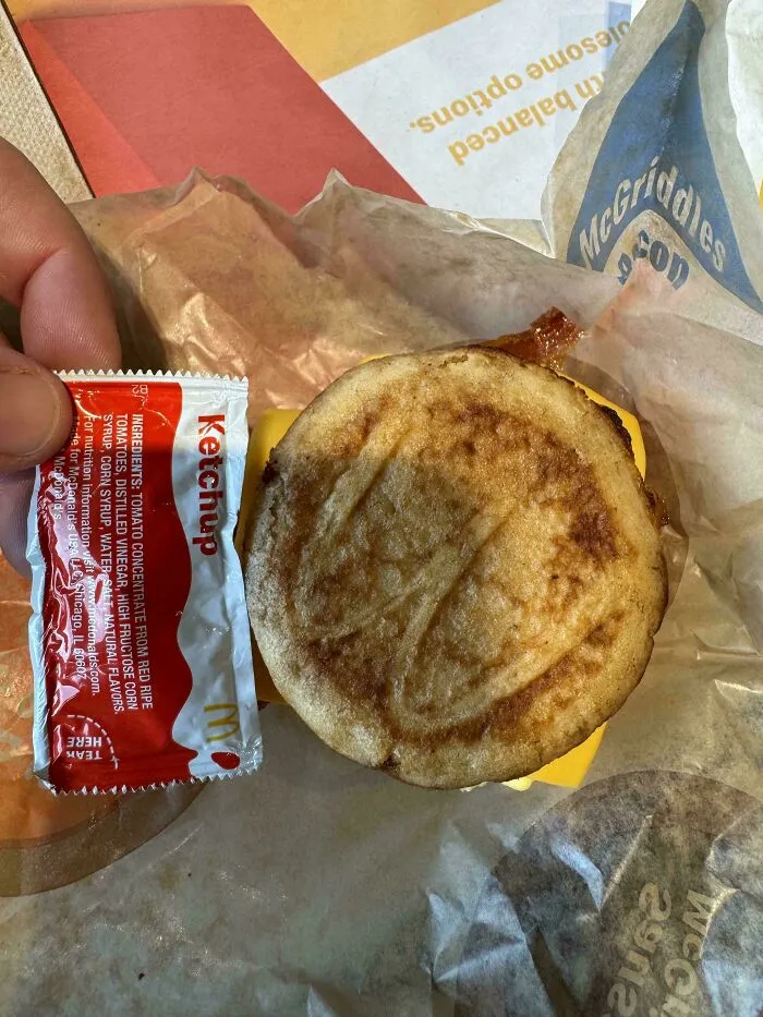 Un sándwich de desayuno de McDonald's tiene ahora el mismo tamaño que un sobre de kétchup.
