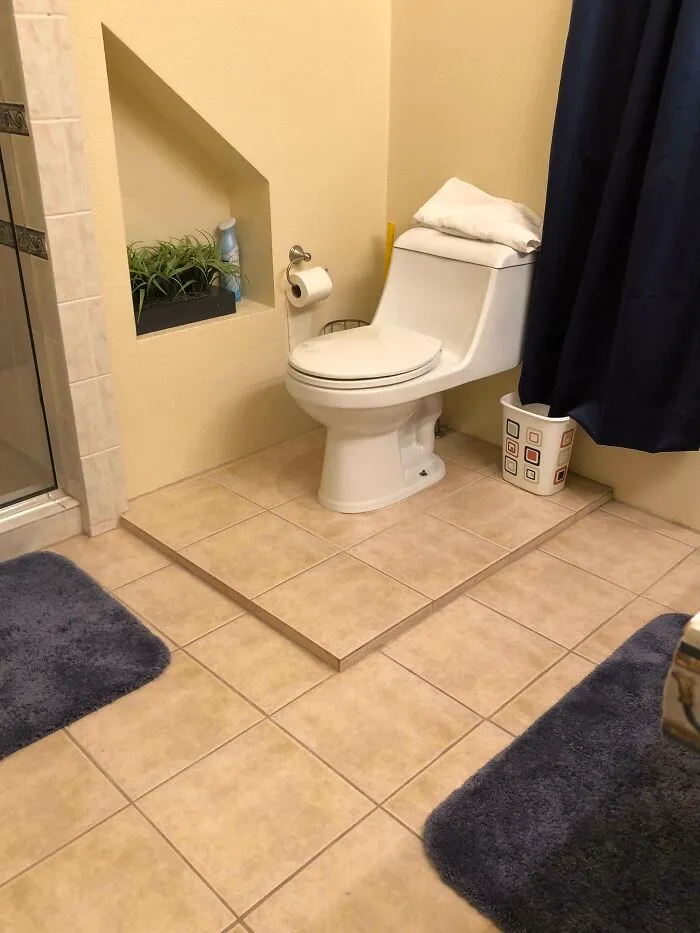 En el baño de la casa de vacaciones que está alquilando mi familia, ya me he golpeado el dedo del pie dos veces.