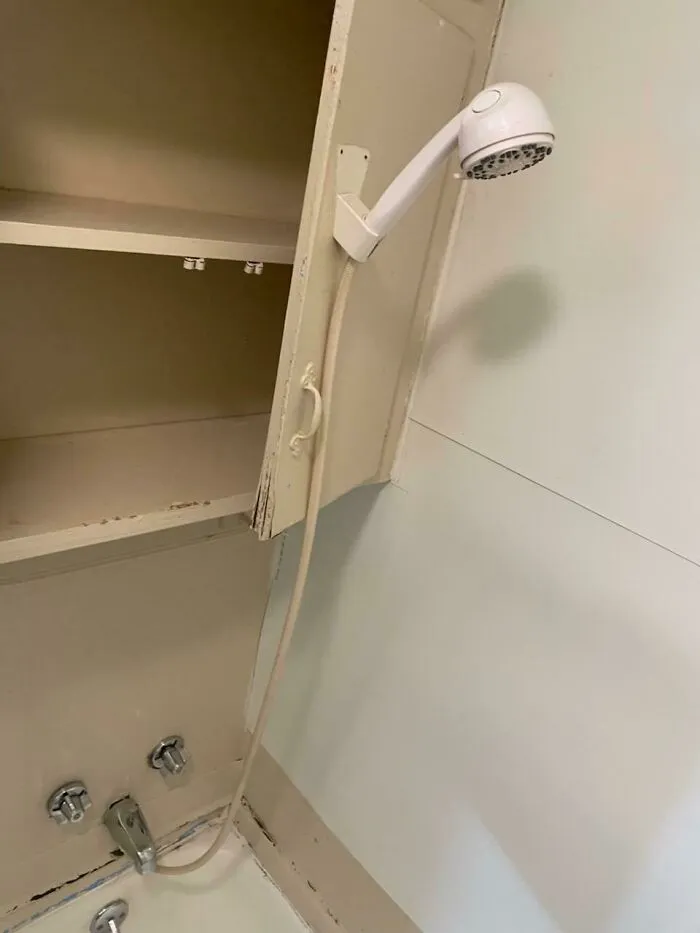 Mi amiga fue a ver un apartamento hoy y esta era la "ducha"