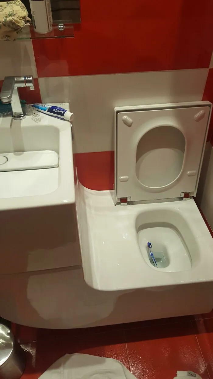 Lavabo acoplado al inodoro, formando un tobogán perfecto.