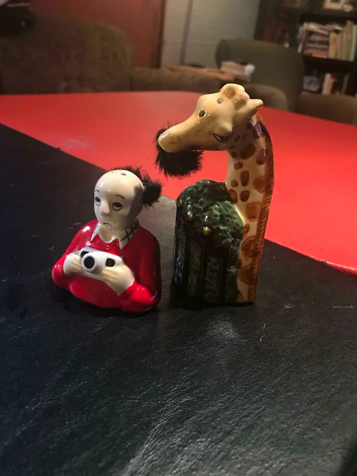 Found These Weird Salt And Pepper Shakers. A Giraffe Eating A Tourist’s Toupee