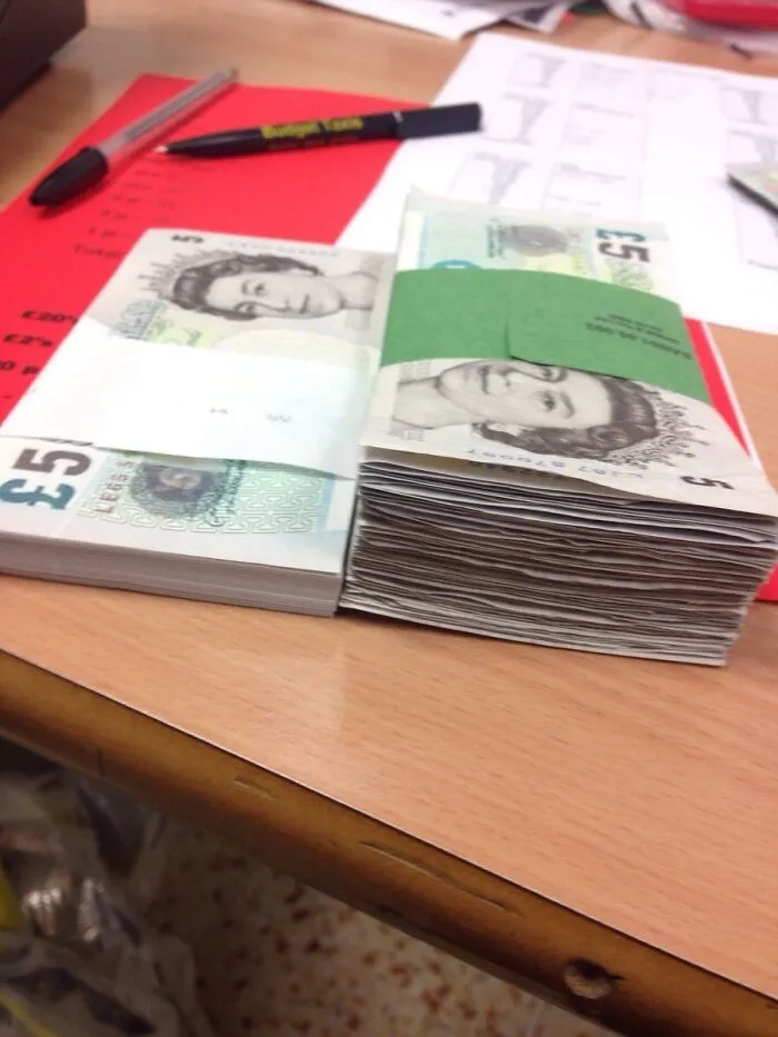 New £500 Bundle Of £5 Notes Compared To Used Ones