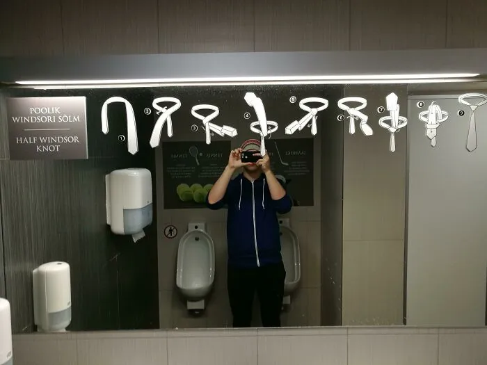 En el aeropuerto de Tallin, uno de los baños de hombres tiene instrucciones paso a paso para anudar una corbata.