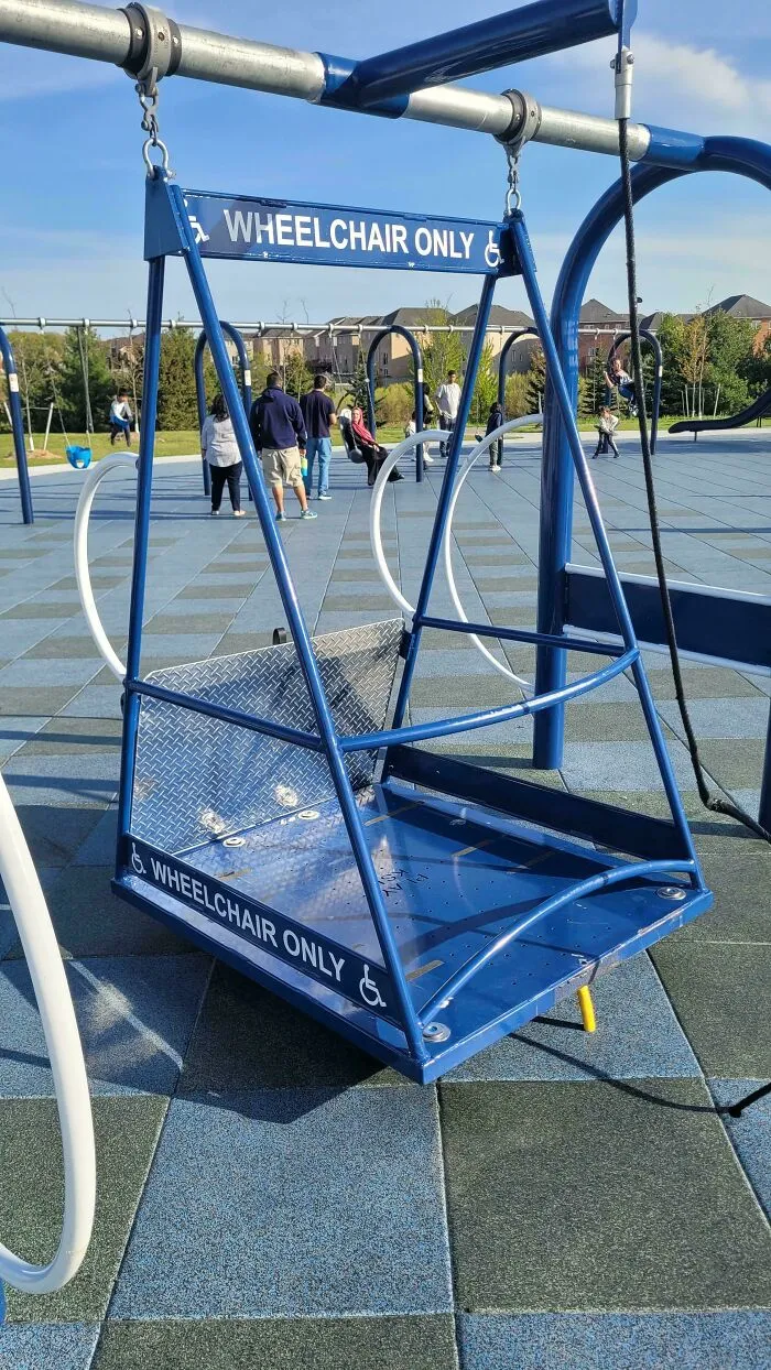 Este parque tiene un columpio para niños en silla de ruedas.