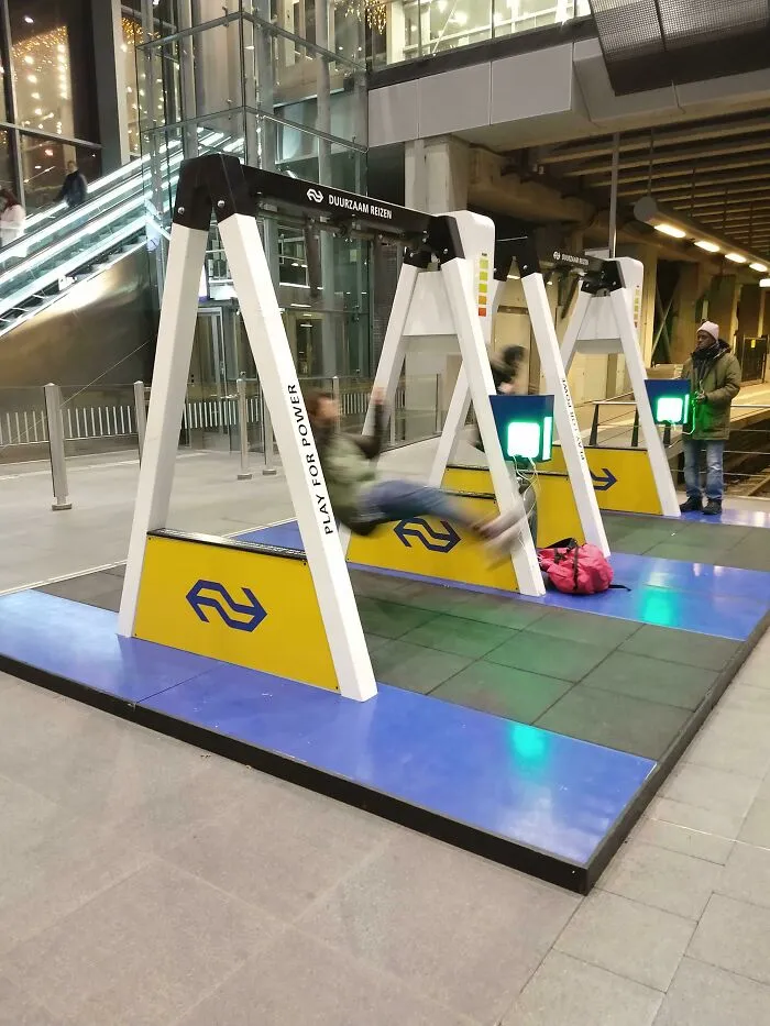 Estos cargadores públicos para teléfonos en una estación de tren funcionan con el movimiento de los columpios.