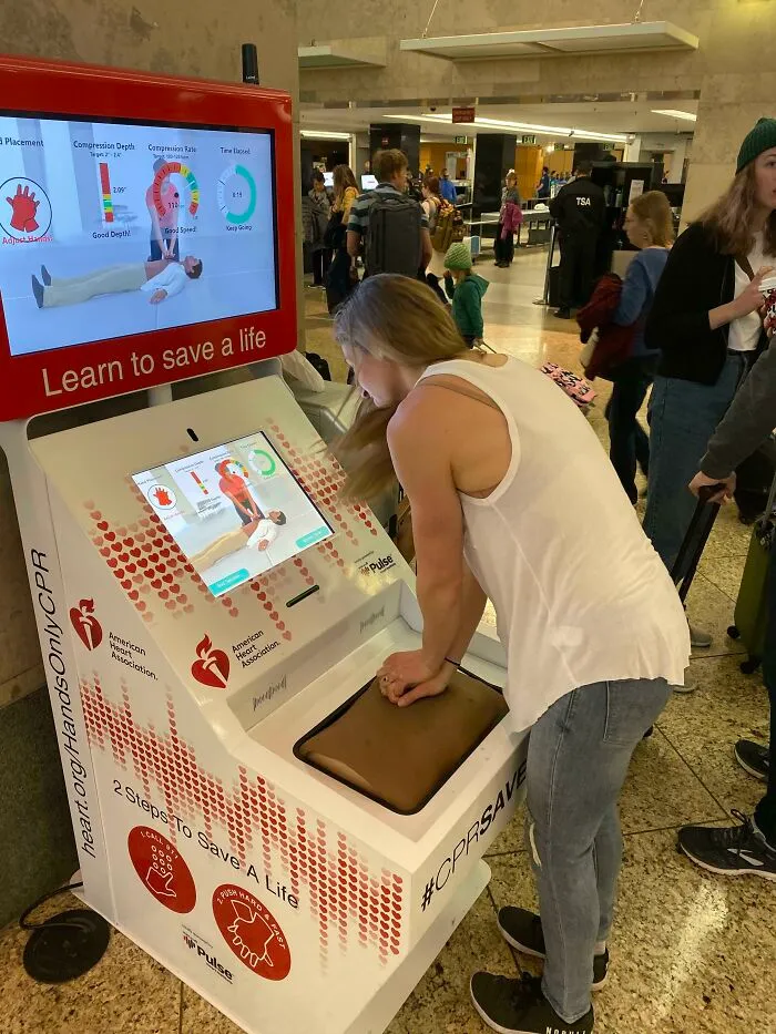 Un quiosco de formación en RCP altamente interactivo en el aeropuerto