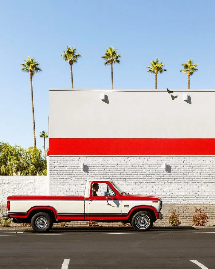 This Photographer Spots Visual Coincidences Most People Would Walk Right Past (61 Pics)