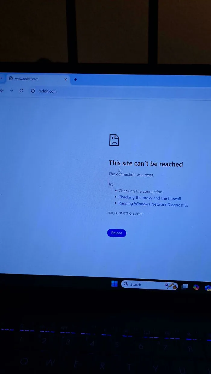 Error message showing site can't be reached on browser while trying to access Reddit