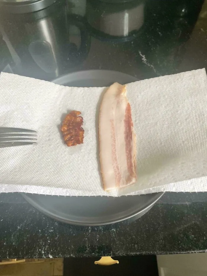 Comparison of uncooked and burnt bacon on paper towels