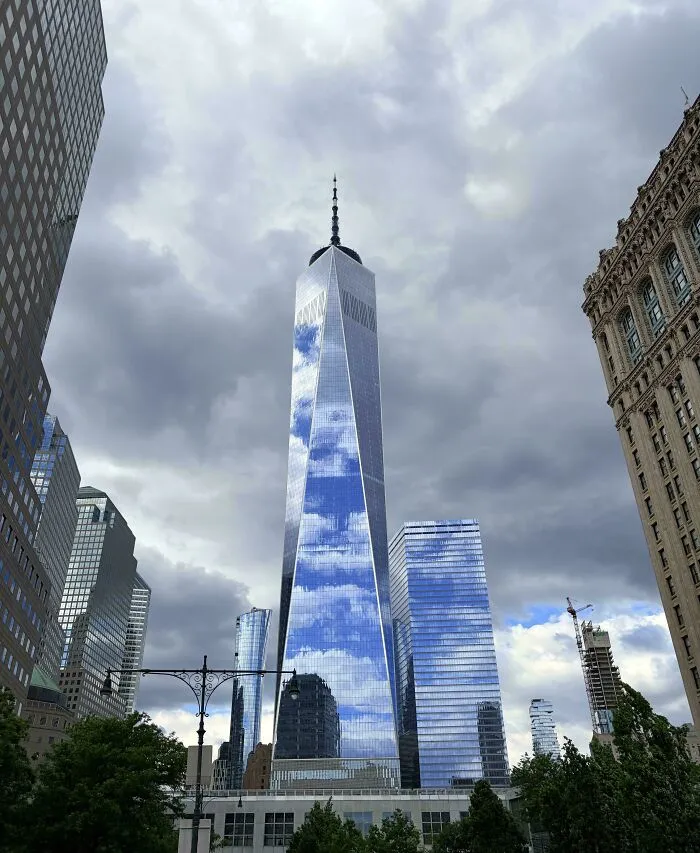 Sleek glass skyscraper reflecting cloudy sky exemplifying modern architectural masterpieces in an urban setting