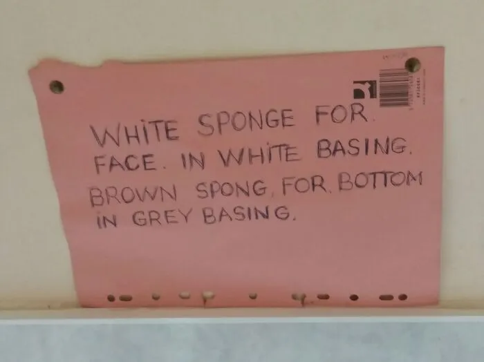Handwritten sign containing funny spelling grammar fails about a white spong