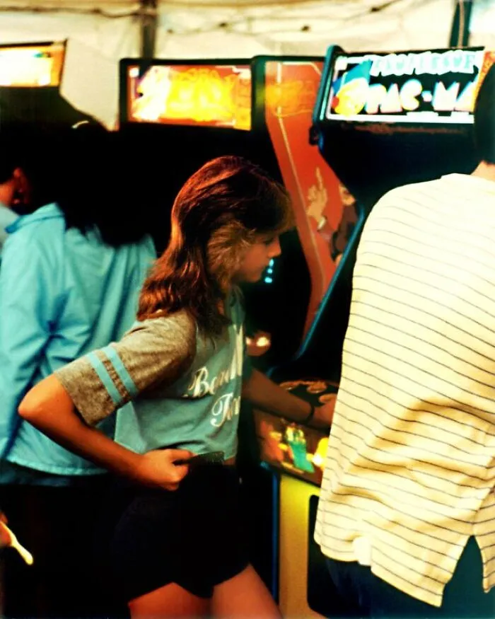 Chica jugando al Pacman