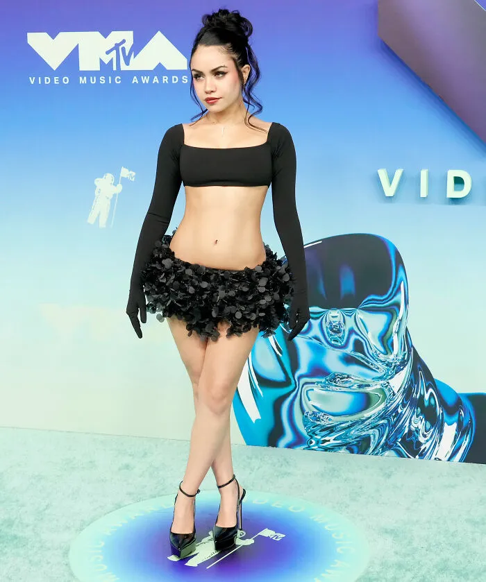 VMAs red carpet look with black crop top and floral mini skirt