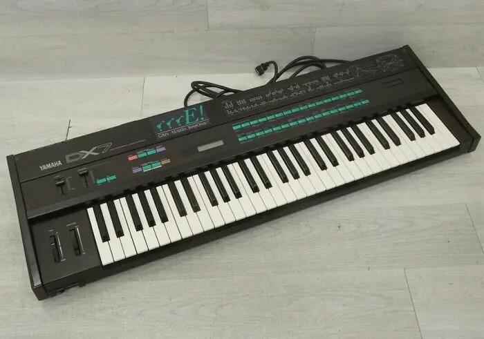 Yamaha DX7. Un sintetizador tan bueno que, a día de hoy, se siguen fabricando nuevas versiones de él.